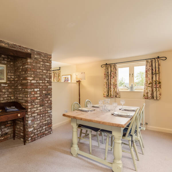 Valley View Farm Cottages, Drey Cottage dinning area 